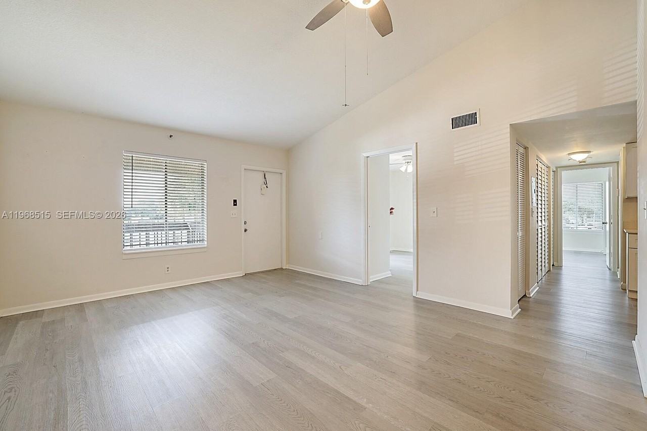 6327 Chasewood Dr #E - Photo 6 of 32