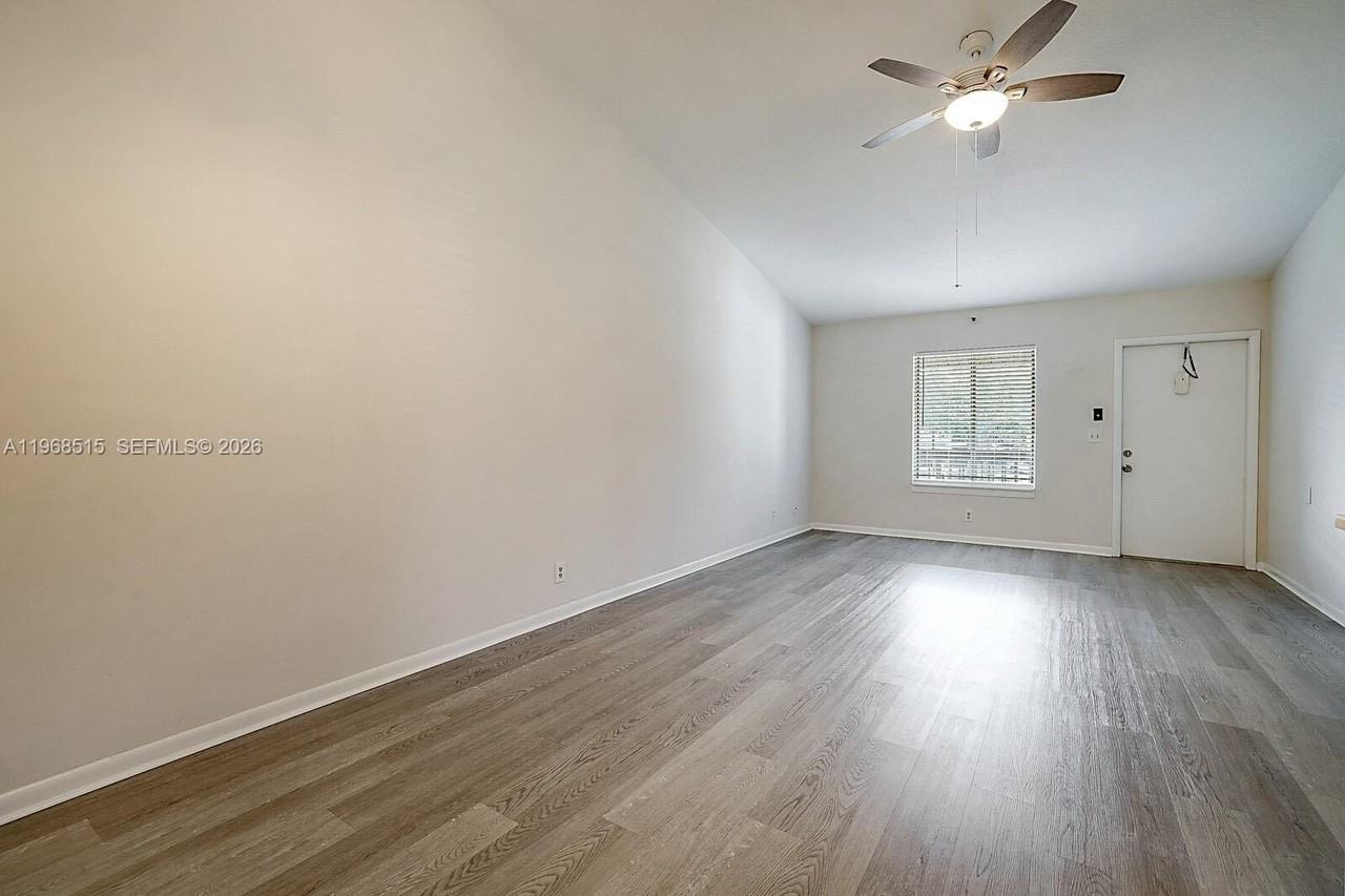 6327 Chasewood Dr #E - Photo 7 of 32