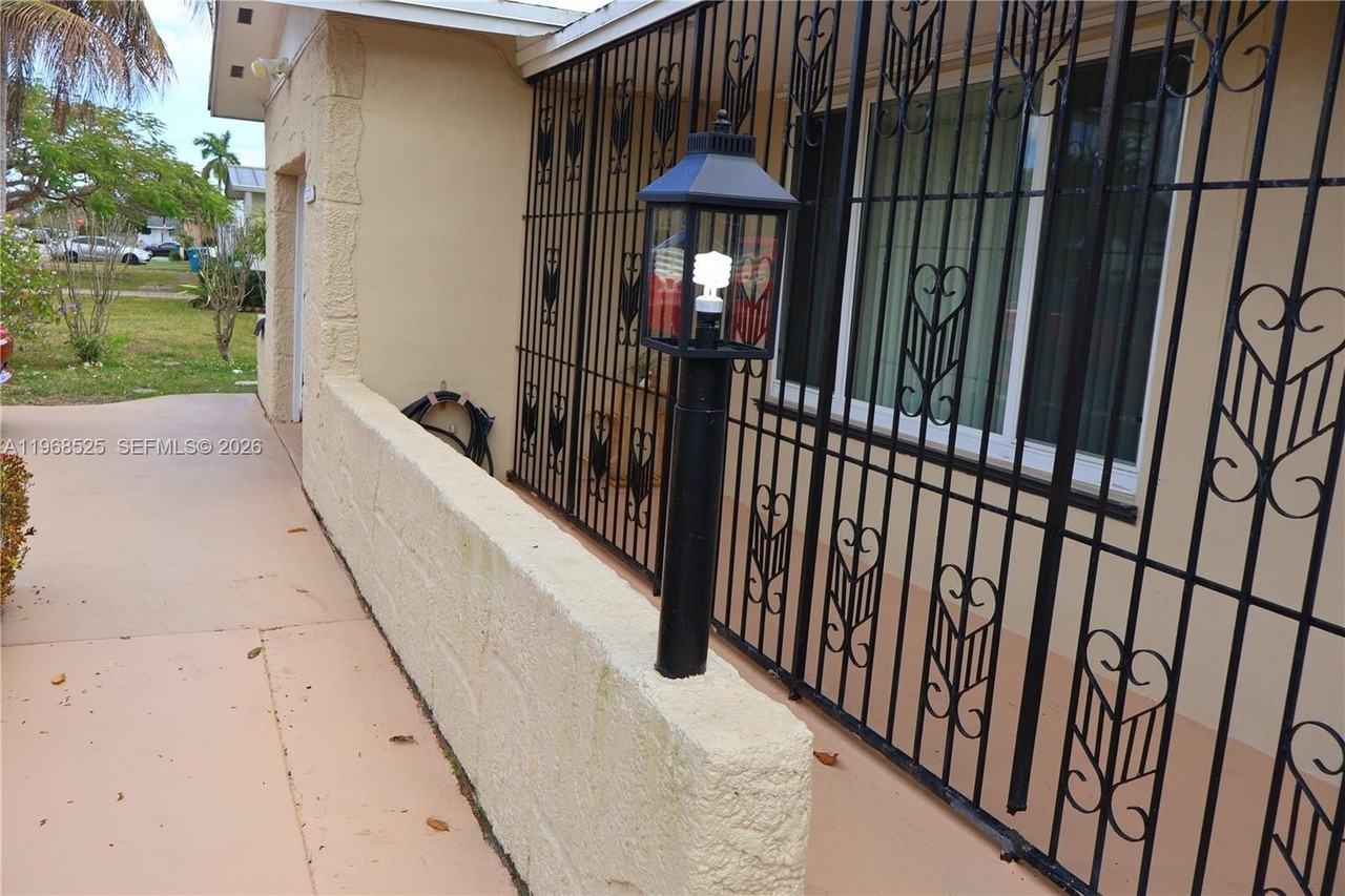 11730 Sw 192nd St - Photo 4 of 15