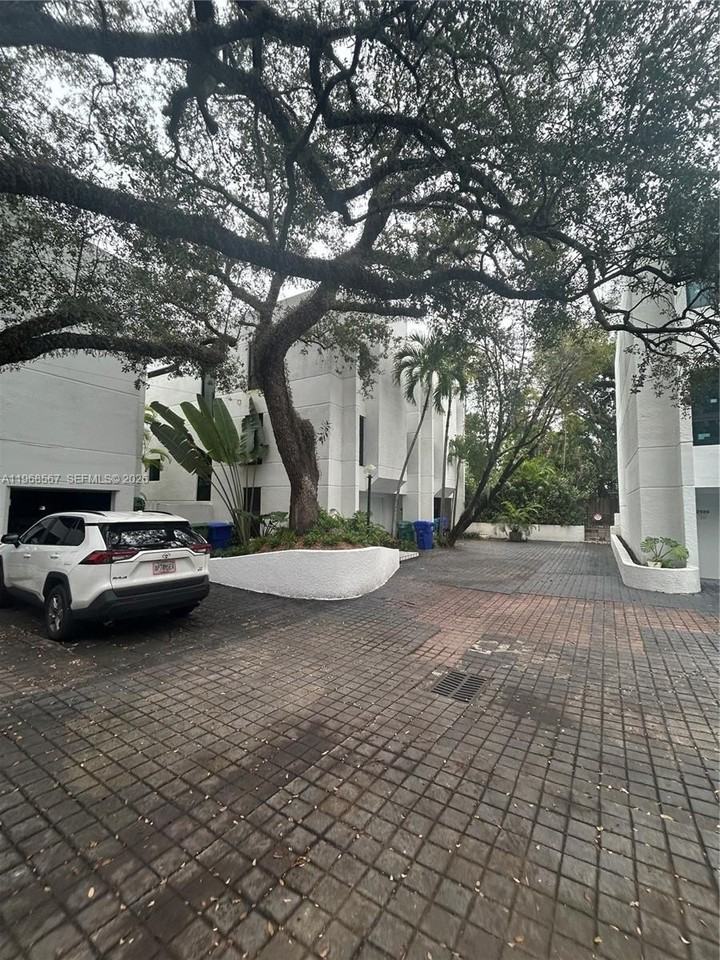 2950 Jackson Ave - Photo 3 of 50