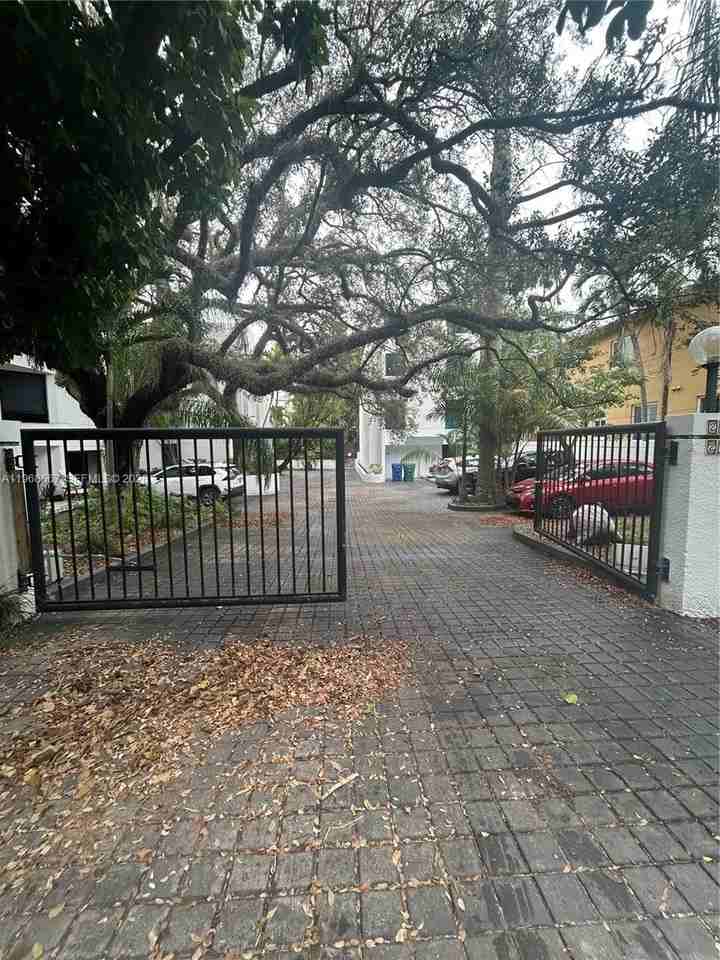 2950 Jackson Ave - Photo 4 of 50