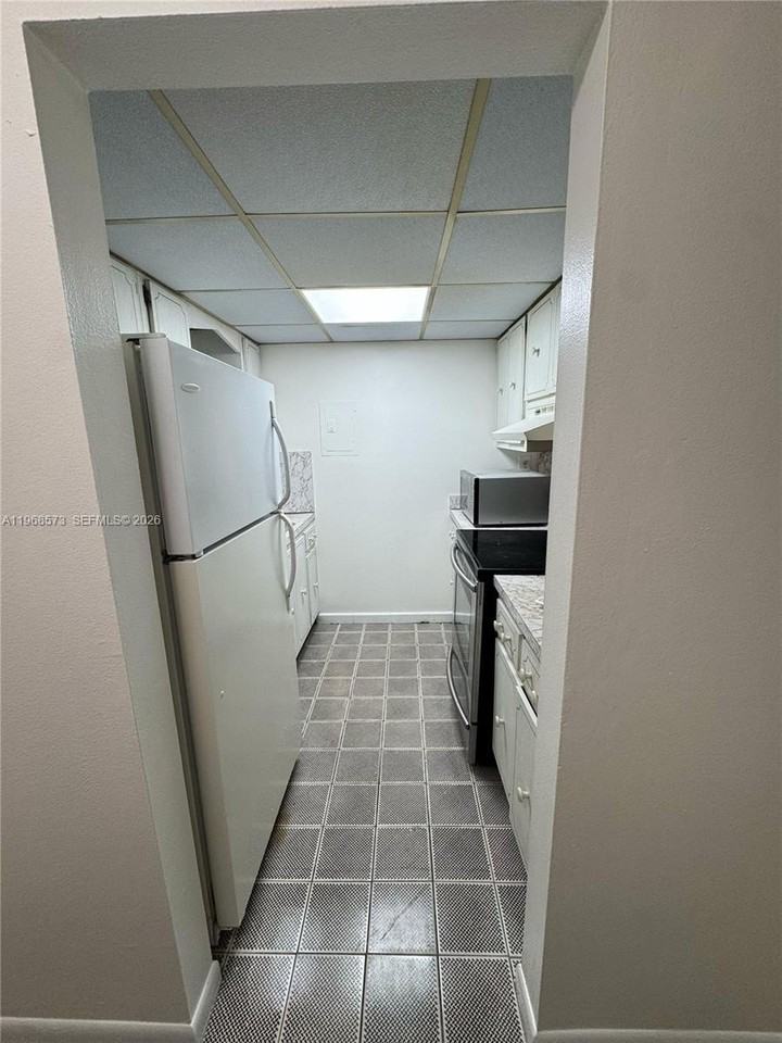 3181 Sw 13th St #304 - Photo 4 of 7