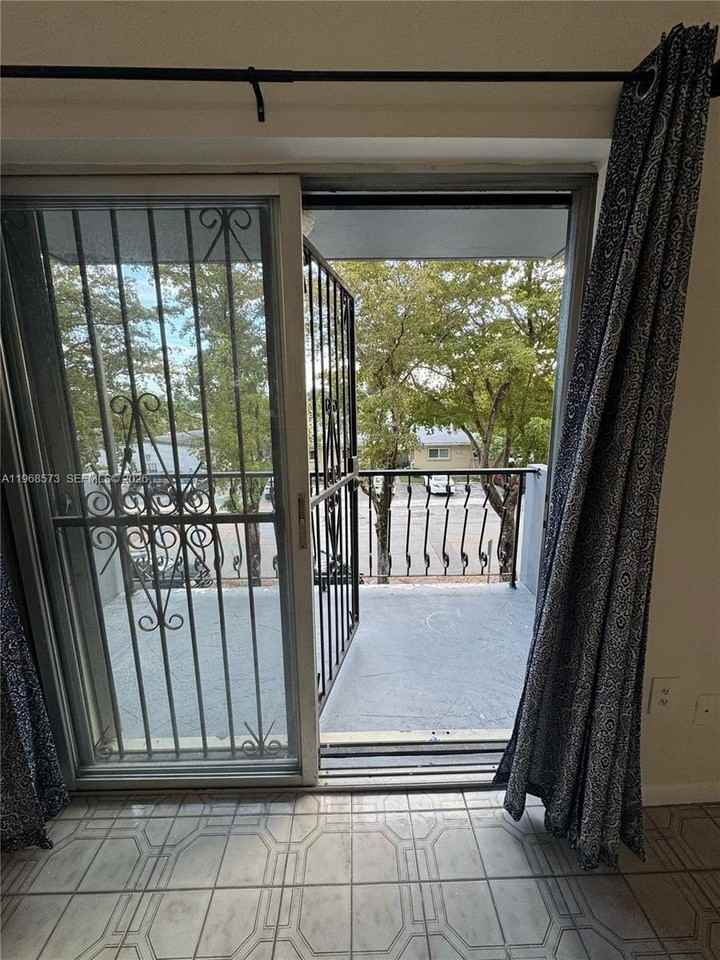 3181 Sw 13th St #304 - Photo 5 of 7