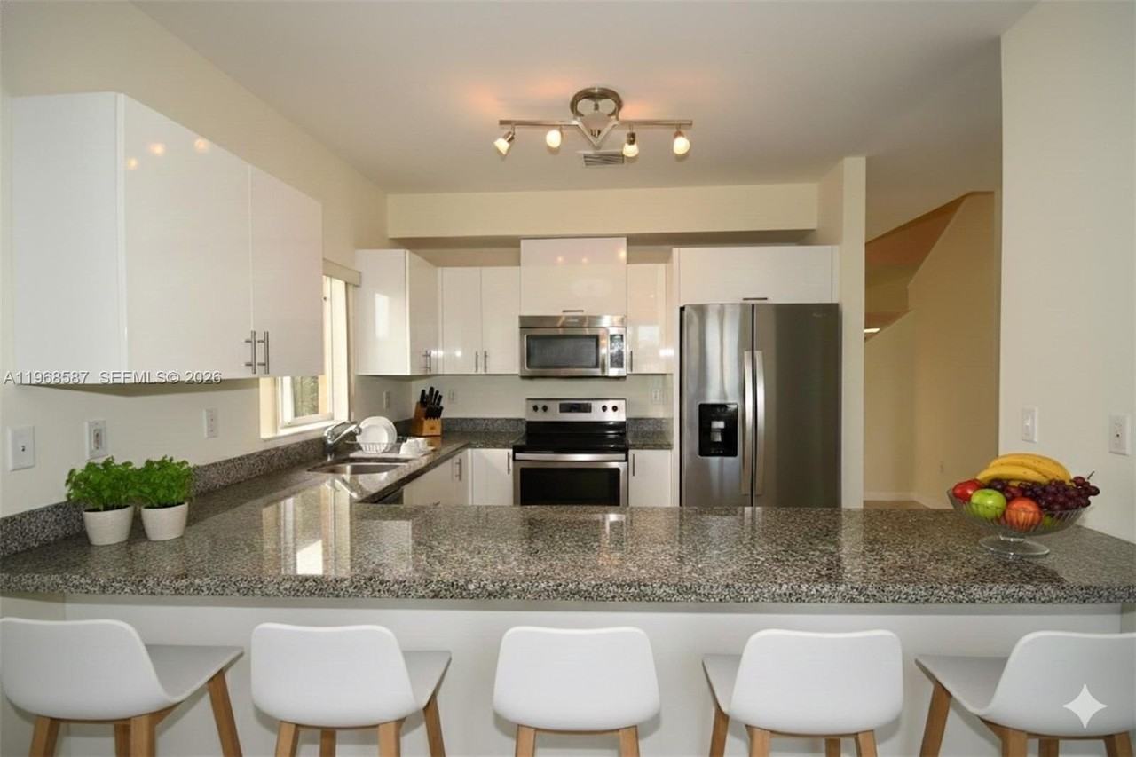 2780 Sw 33rd Ave - Photo 5 of 50