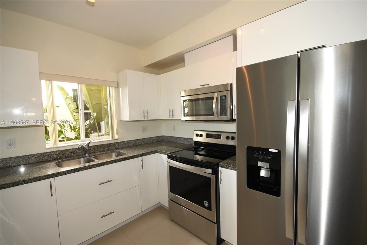 2780 Sw 33rd Ave - Photo 7 of 47