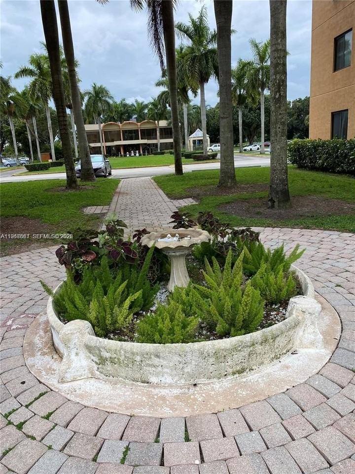 9300 Fontainebleau Blvd #E507 - Photo 6 of 41