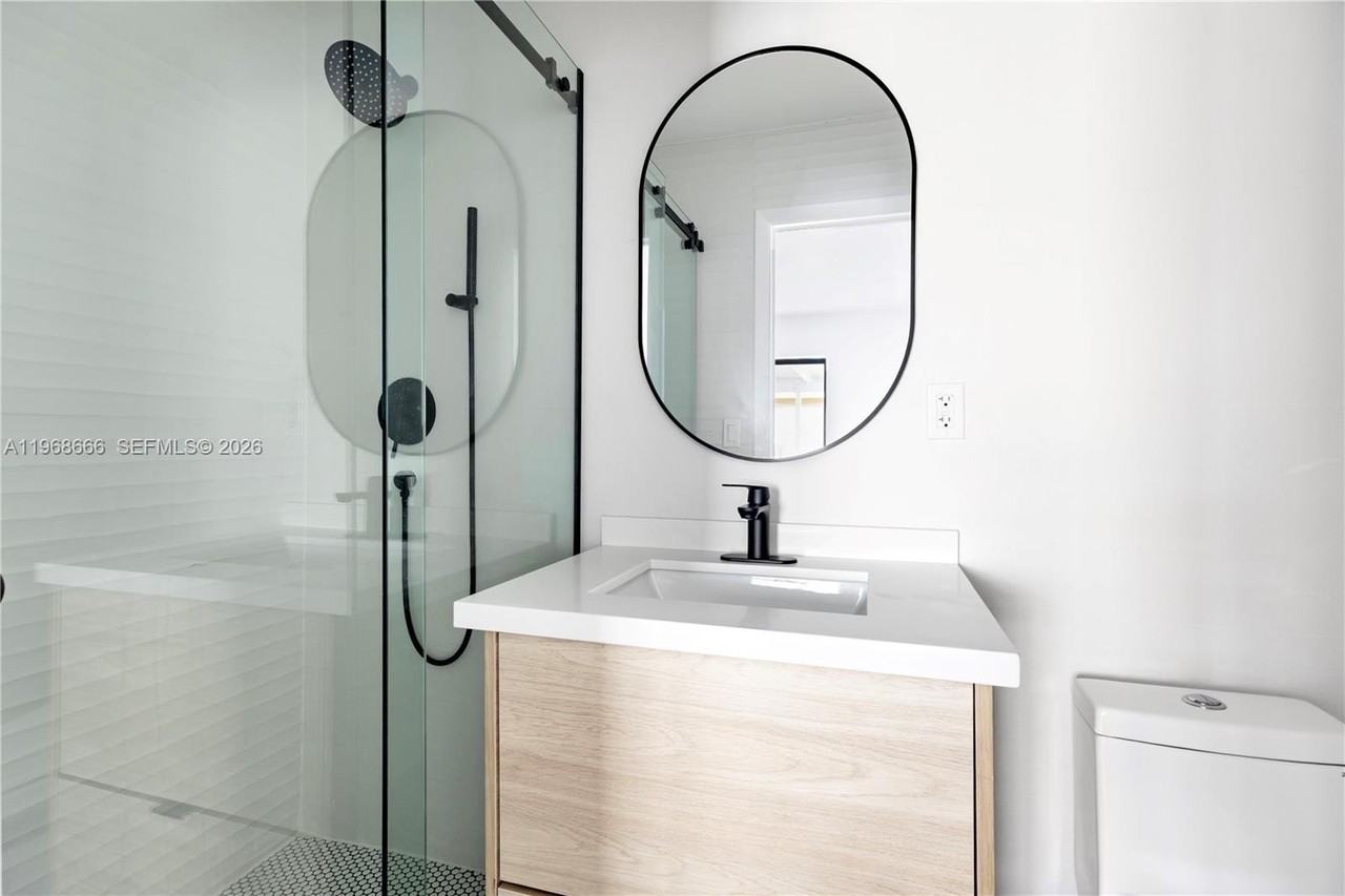 1618 Sw 18th St #1 - Photo 5 of 23