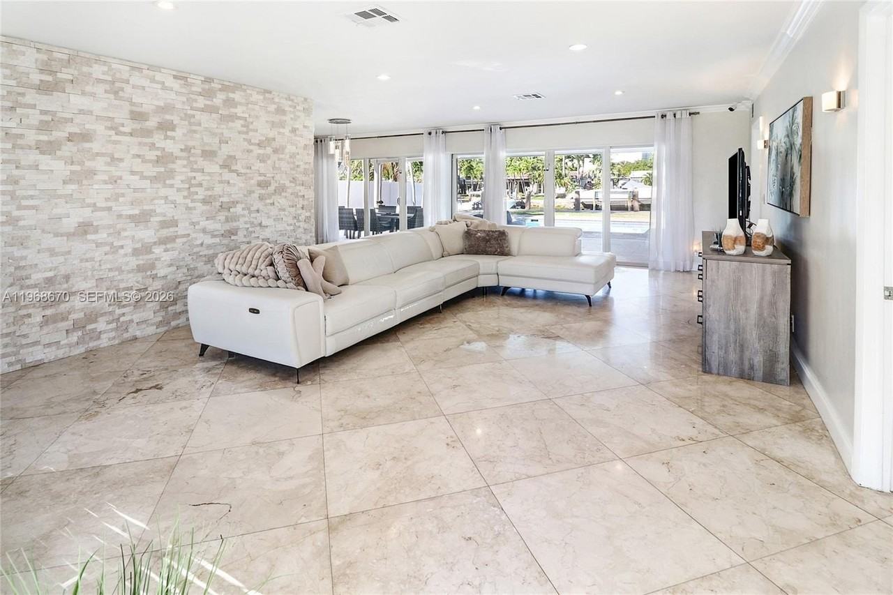 2031 Ne 14th Ct - Photo 3 of 41