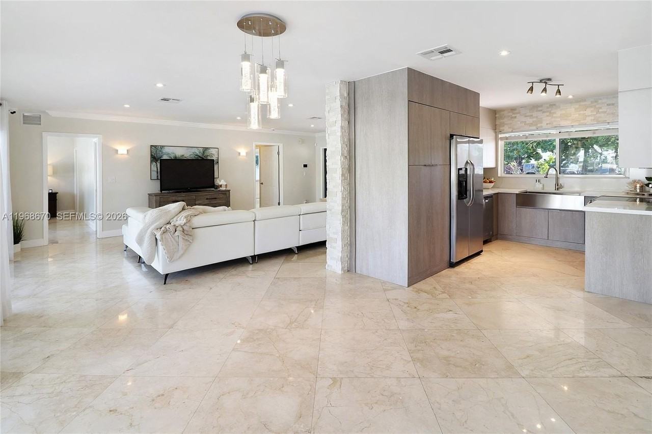 2031 Ne 14th Ct - Photo 4 of 41