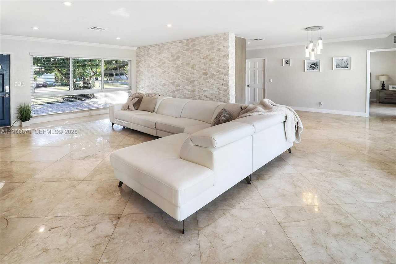 2031 Ne 14th Ct - Photo 7 of 41