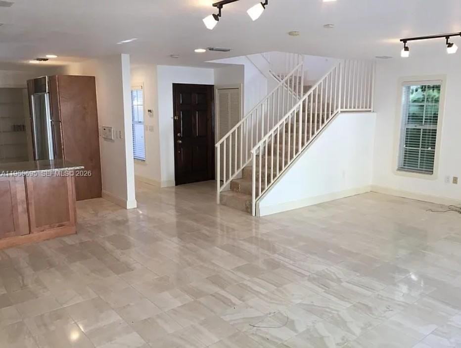 3087 Shipping Ave - Photo 4 of 24