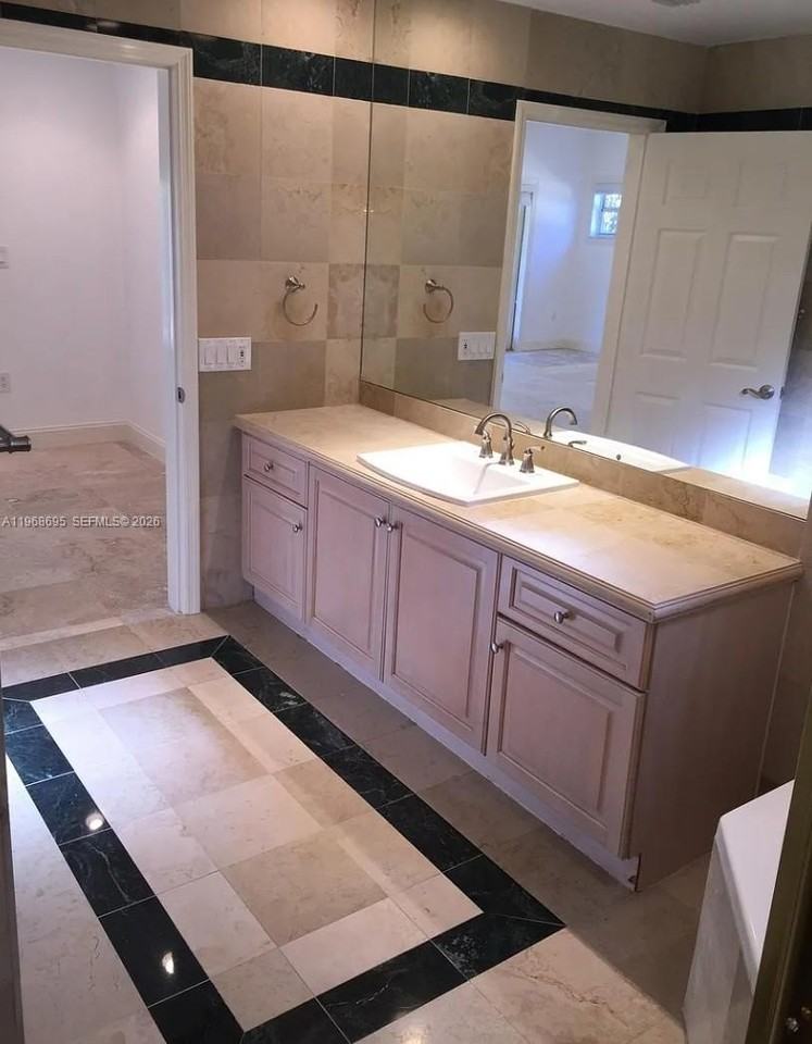 3087 Shipping Ave - Photo 5 of 24