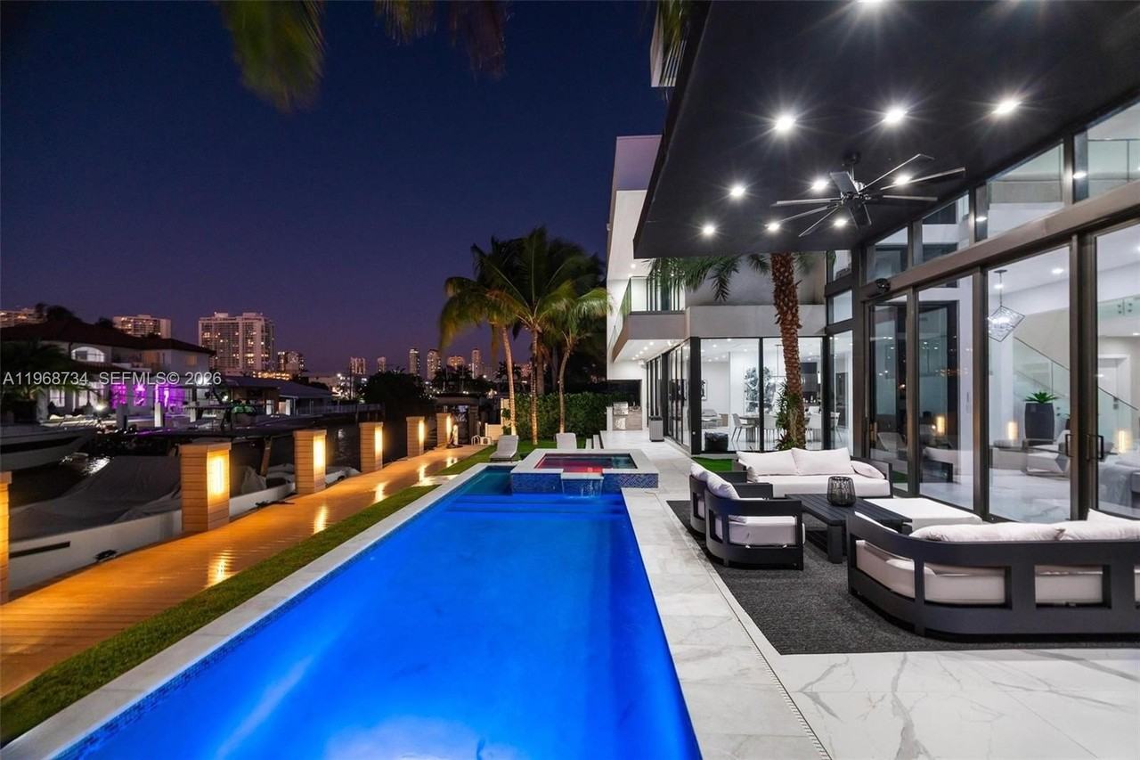 3367 Ne 168th St - Photo 3 of 50