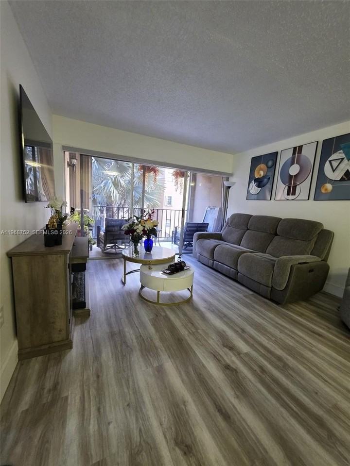 506 Nw 87th Ave #201 - Photo 2 of 20