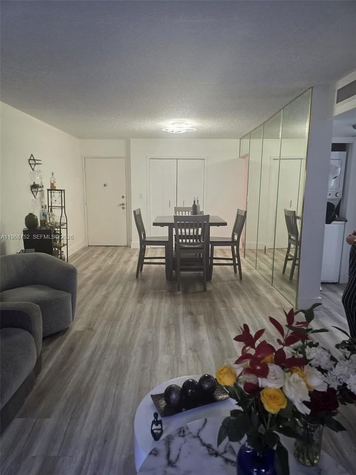 506 Nw 87th Ave #201 - Photo 3 of 20