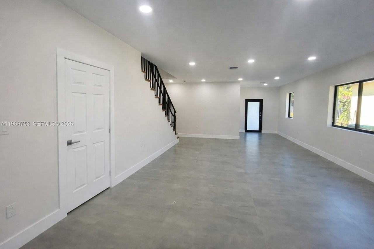 1123 Nw 25th St #0 - Photo 6 of 16