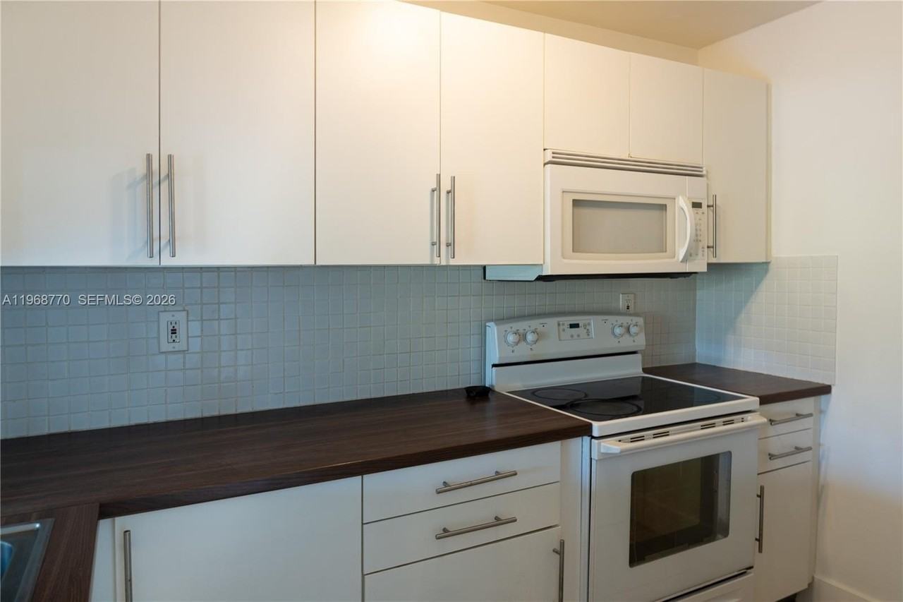 1290 Ne 119th St #1B - Photo 5 of 15