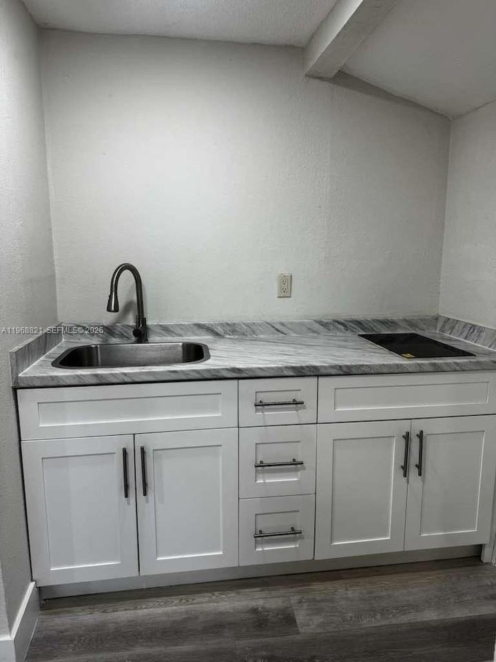 582 E 18th St #C - Photo 4 of 13