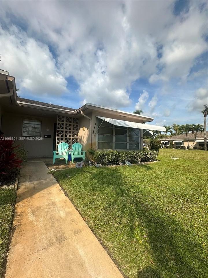 1252 Club Dr W #D - Photo 2 of 7