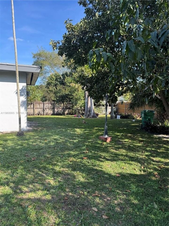 480 Ne 127th St - Photo 3 of 20