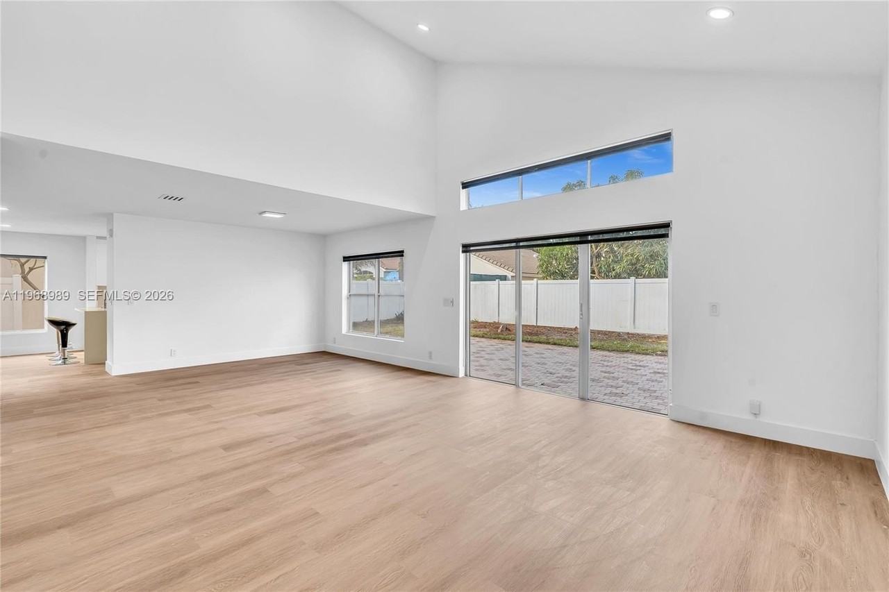 4917 Sw 32nd Way - Photo 5 of 45