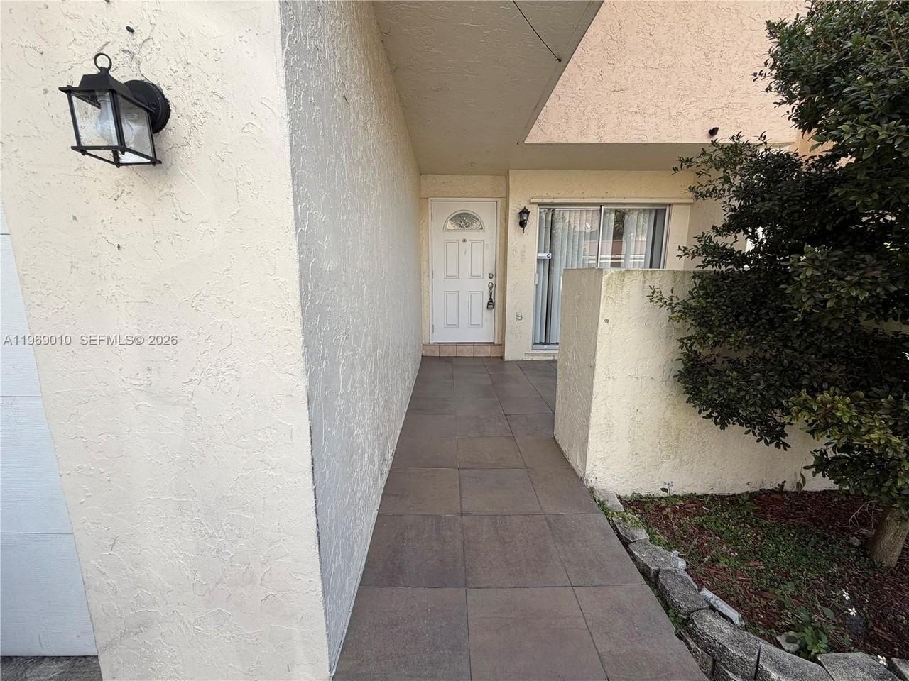 853 Nw 81st Ter - Photo 4 of 34