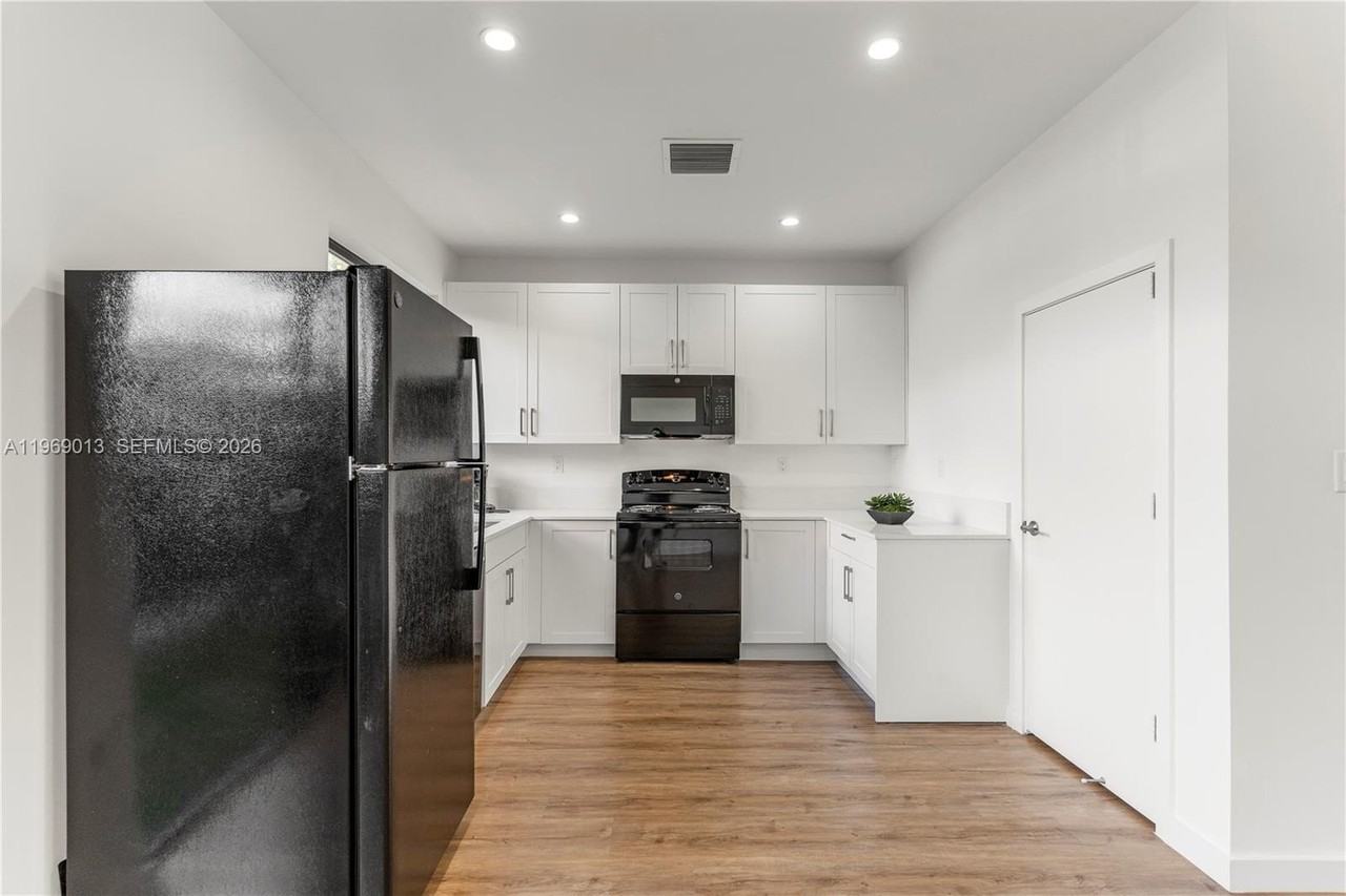 400 Sw 1st St #1 - Photo 7 of 28