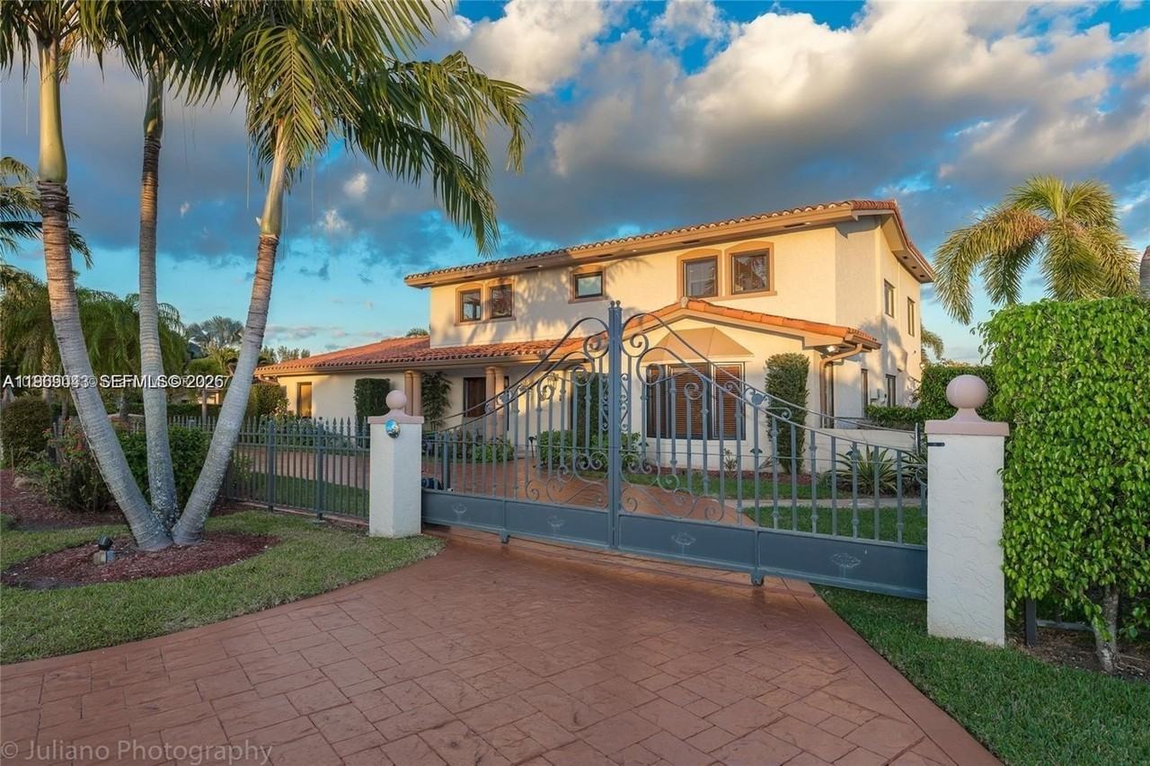 19701 W Oakmont Dr - Photo 2 of 35