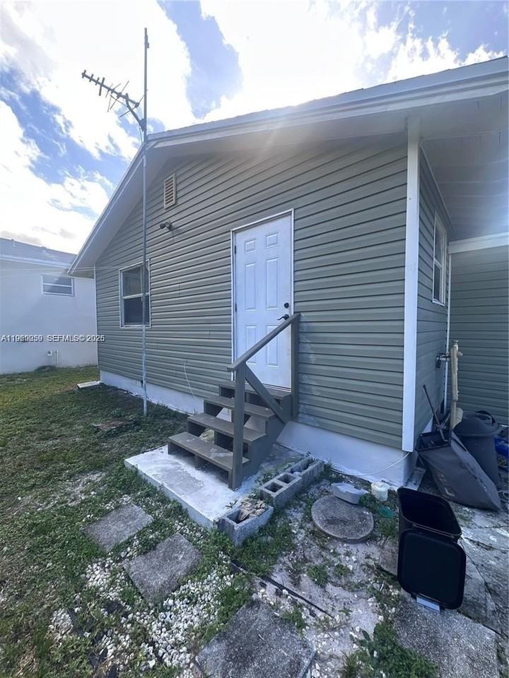 3633 Sw 12th Ct #3 - Photo 2 of 8