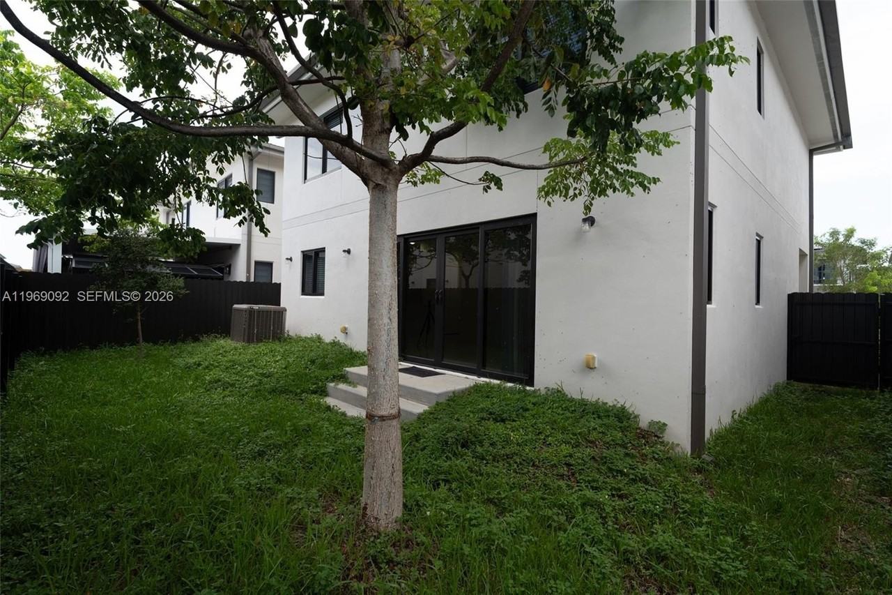 1159 Nw 3rd St - Photo 2 of 35