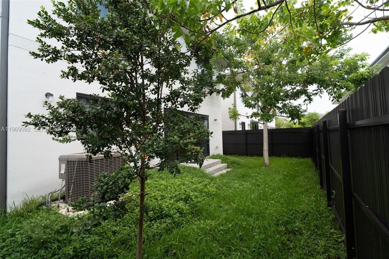 1159 Nw 3rd St - Photo 3 of 35