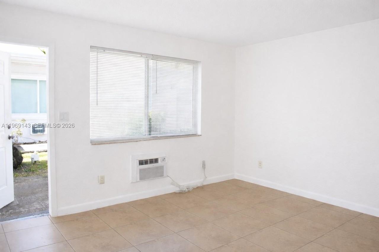 932 Moffett St #4 - Photo 4 of 23