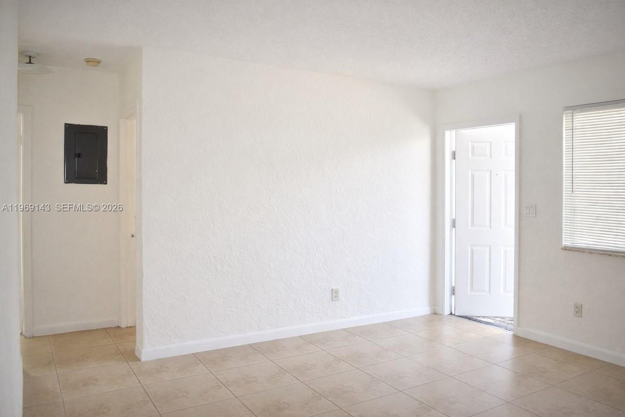 932 Moffett St #4 - Photo 5 of 23