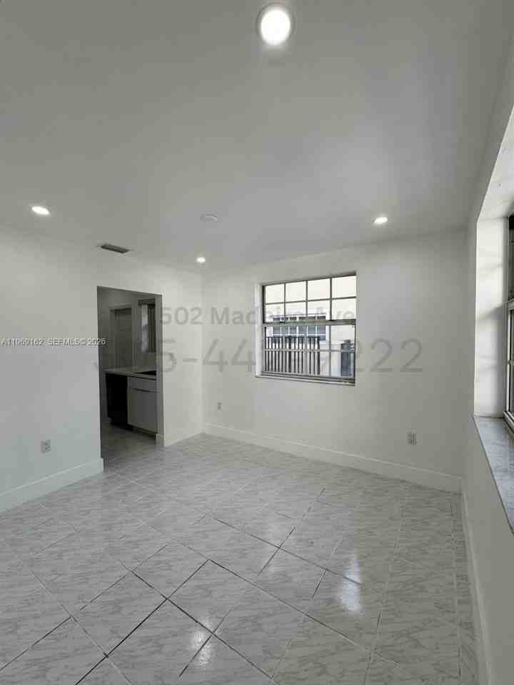 502 Madeira Ave #G - Photo 5 of 14