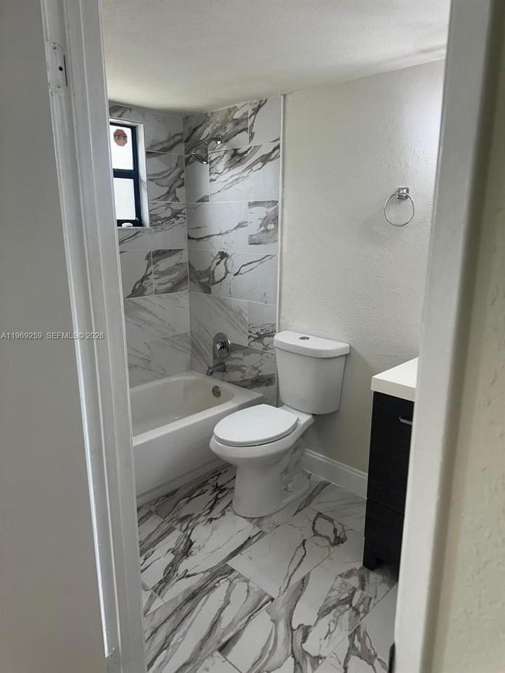 1463 Lake Crystal Dr #D - Photo 3 of 9