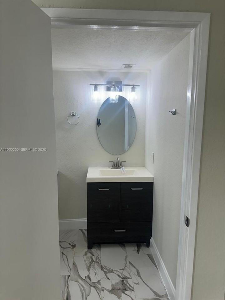 1463 Lake Crystal Dr #D - Photo 5 of 9