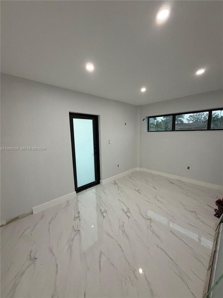 1085 Nw 191st St #E - Photo 2 of 4