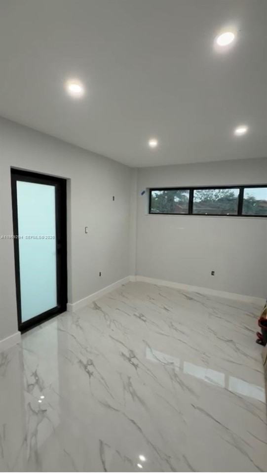 1085 Nw 191st St #E - Photo 3 of 4