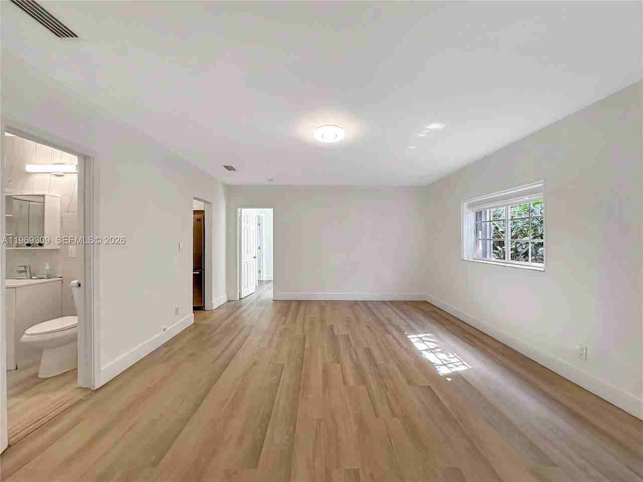 969 Bay Dr #5 - Photo 5 of 25