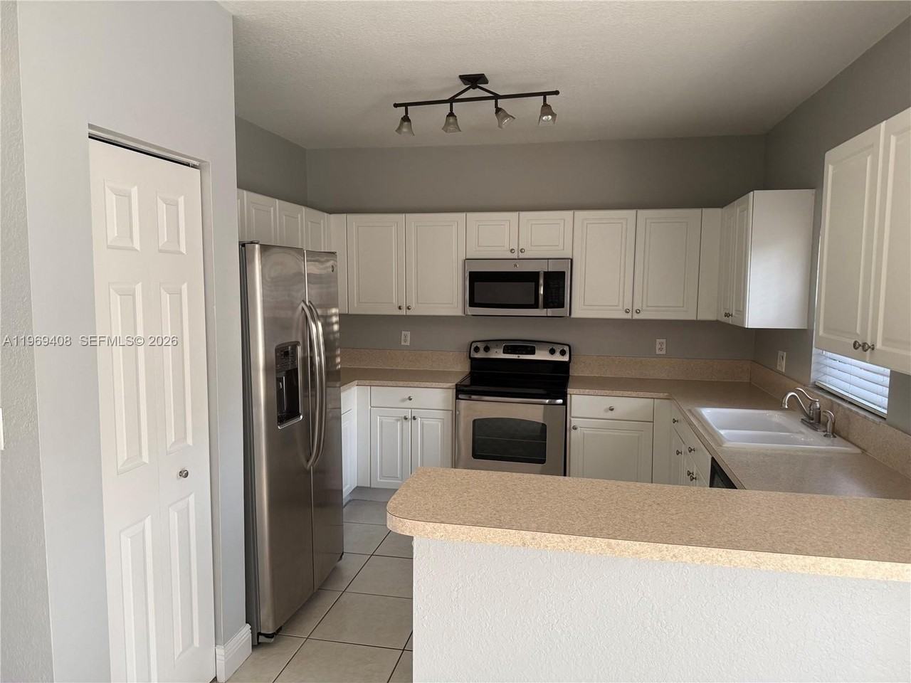 2402 Ne 41st Pl #2402 - Photo 7 of 40