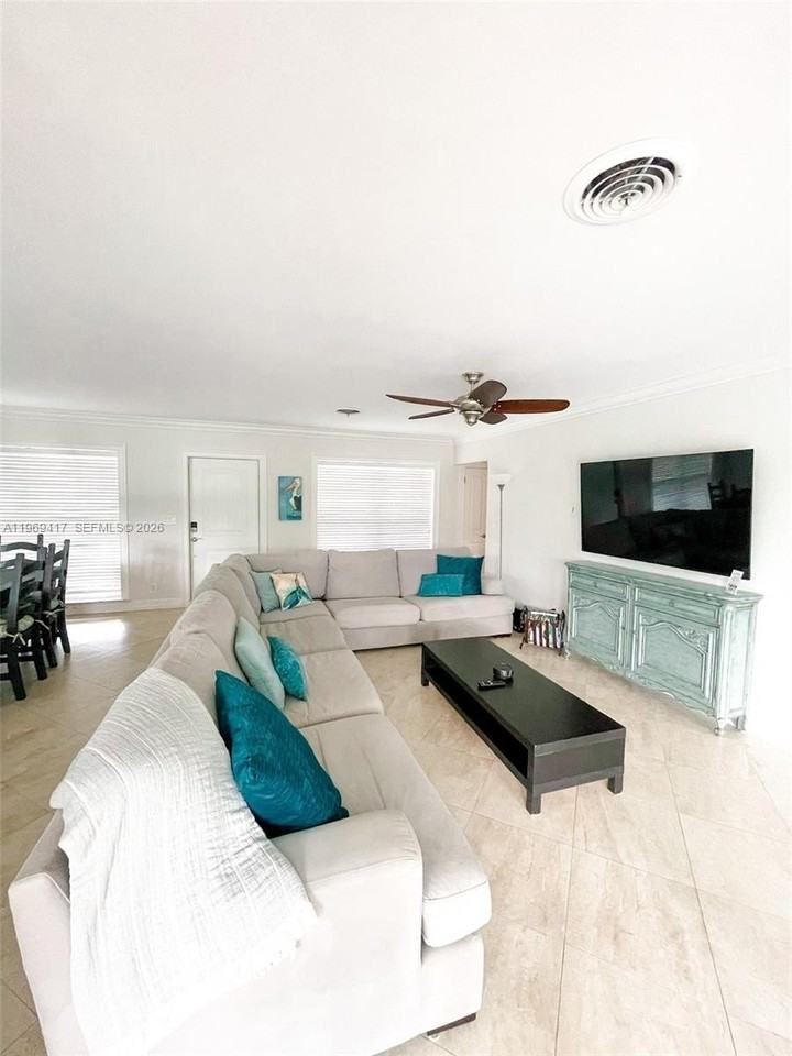 2932 Ne 36th St - Photo 3 of 34