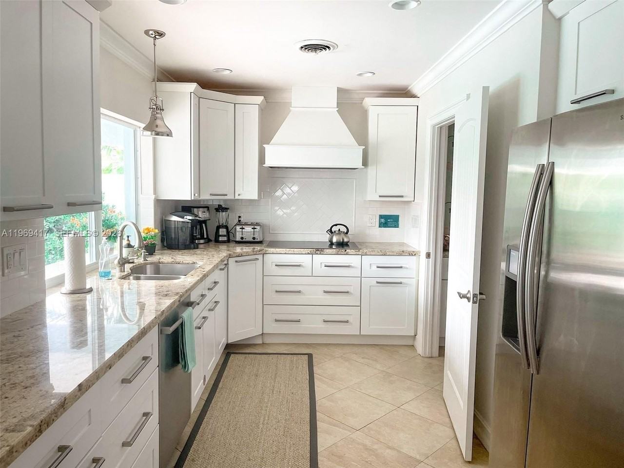 2932 Ne 36th St - Photo 4 of 34