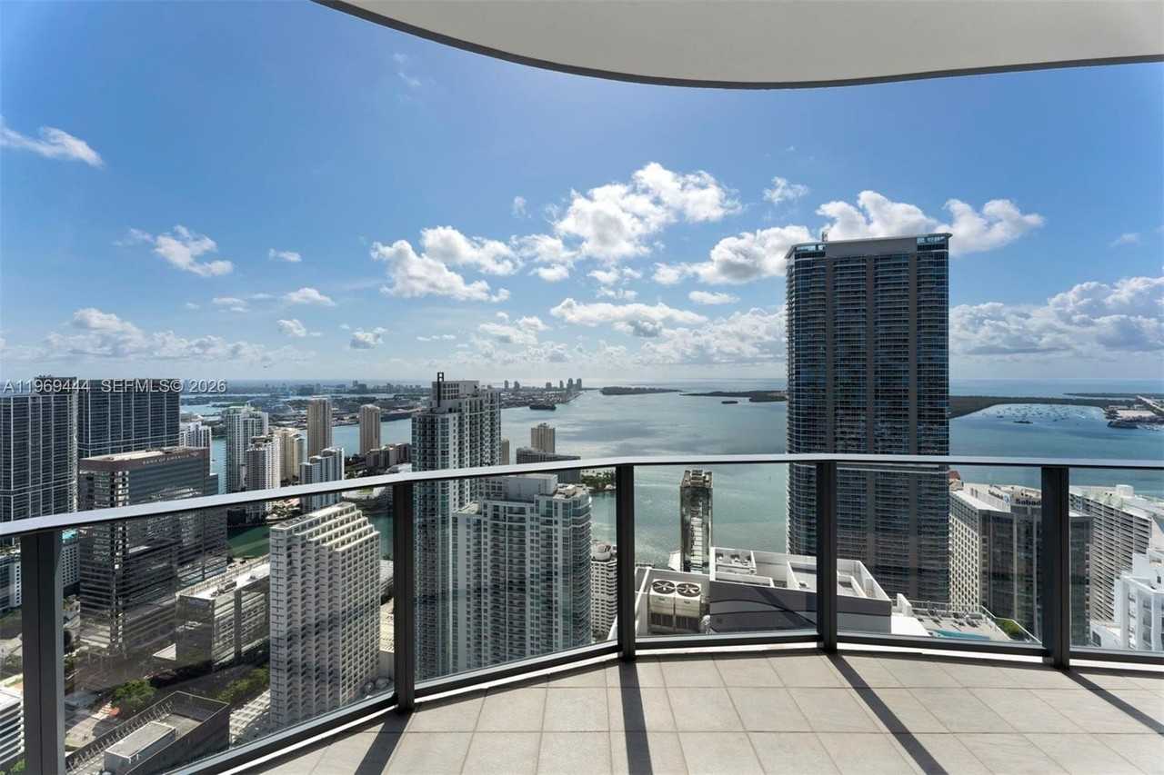 1000 Brickell Plz - Photo 3 of 50