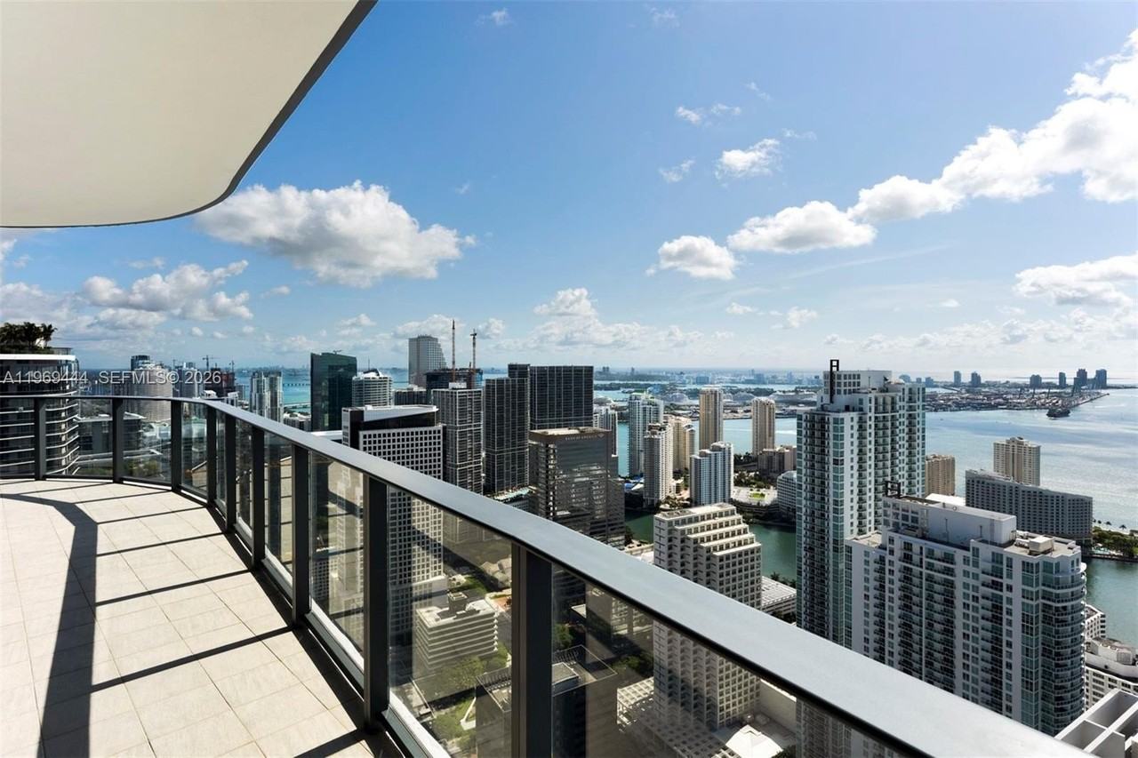 1000 Brickell Plz - Photo 5 of 50