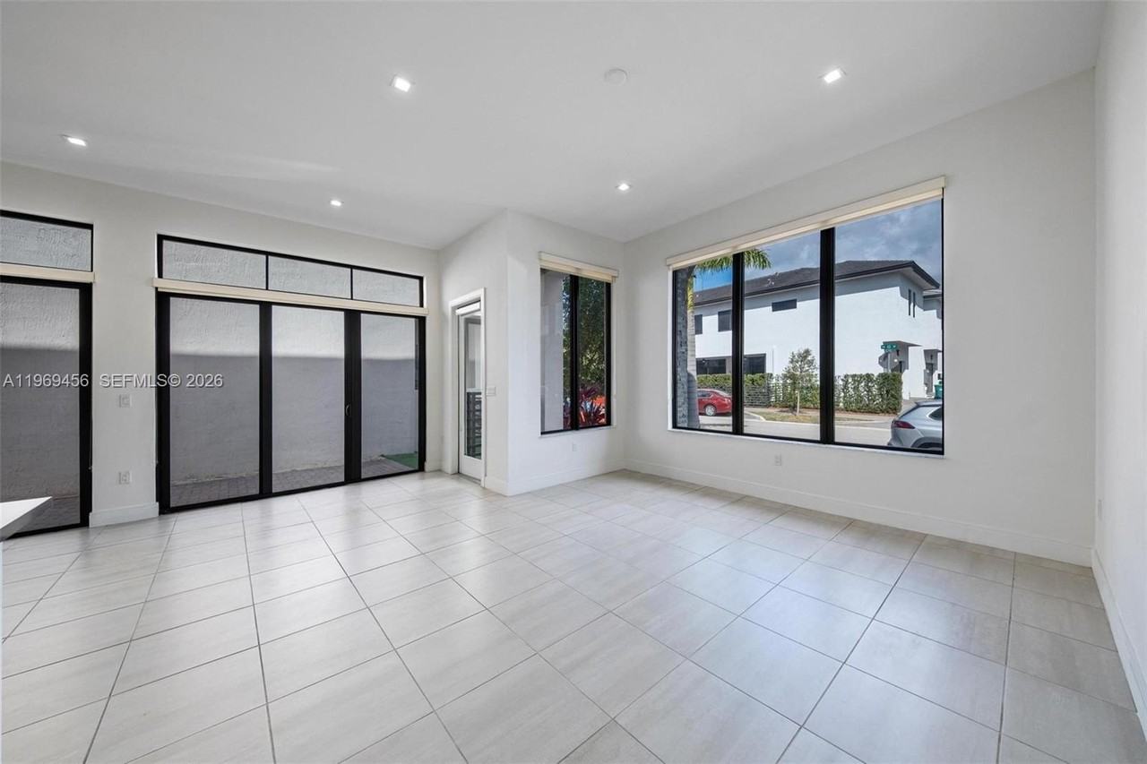 8120 Nw 43rd St #8120 - Photo 4 of 32