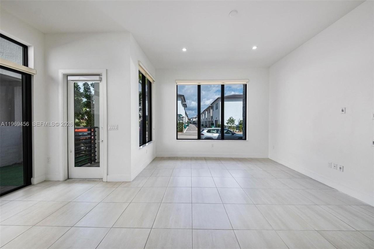 8120 Nw 43rd St #8120 - Photo 5 of 32