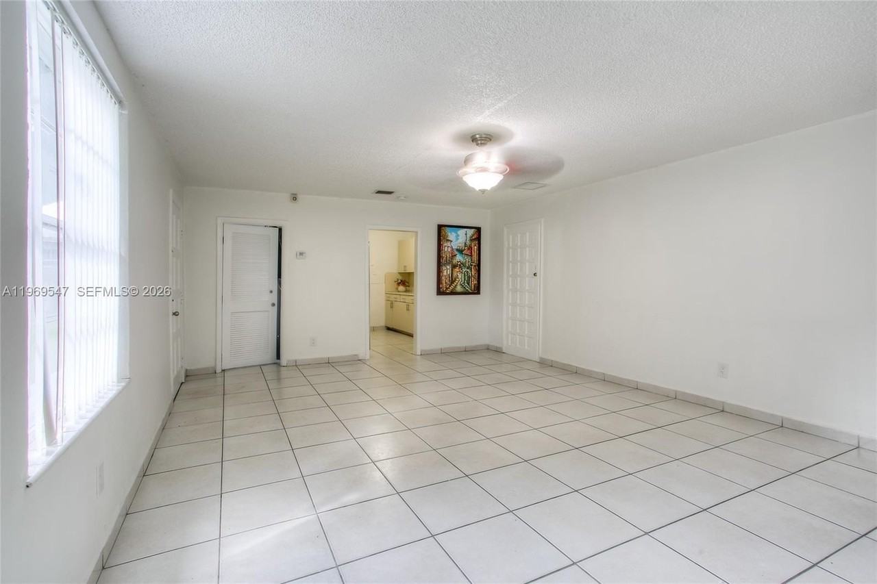 3001 Nw 102nd St - Photo 5 of 15