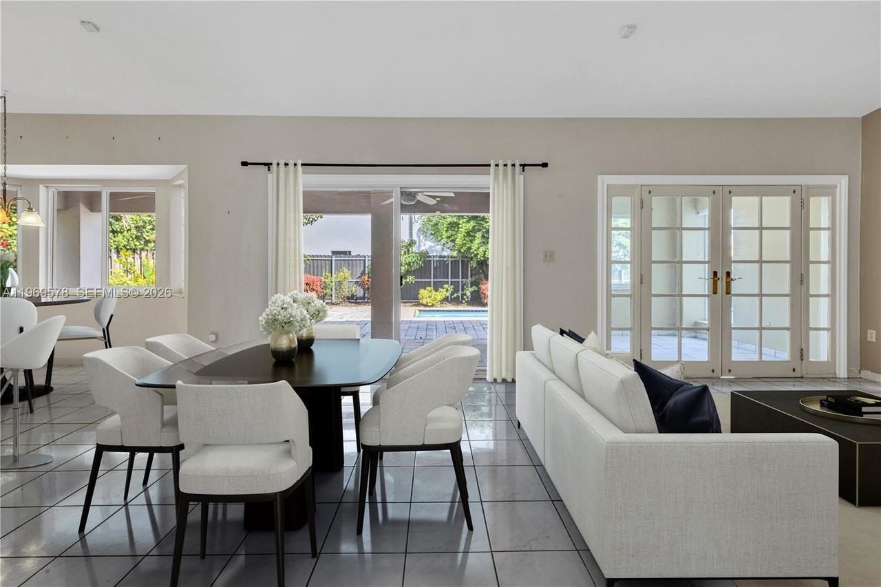 8531 Sw 12th St - Photo 7 of 34