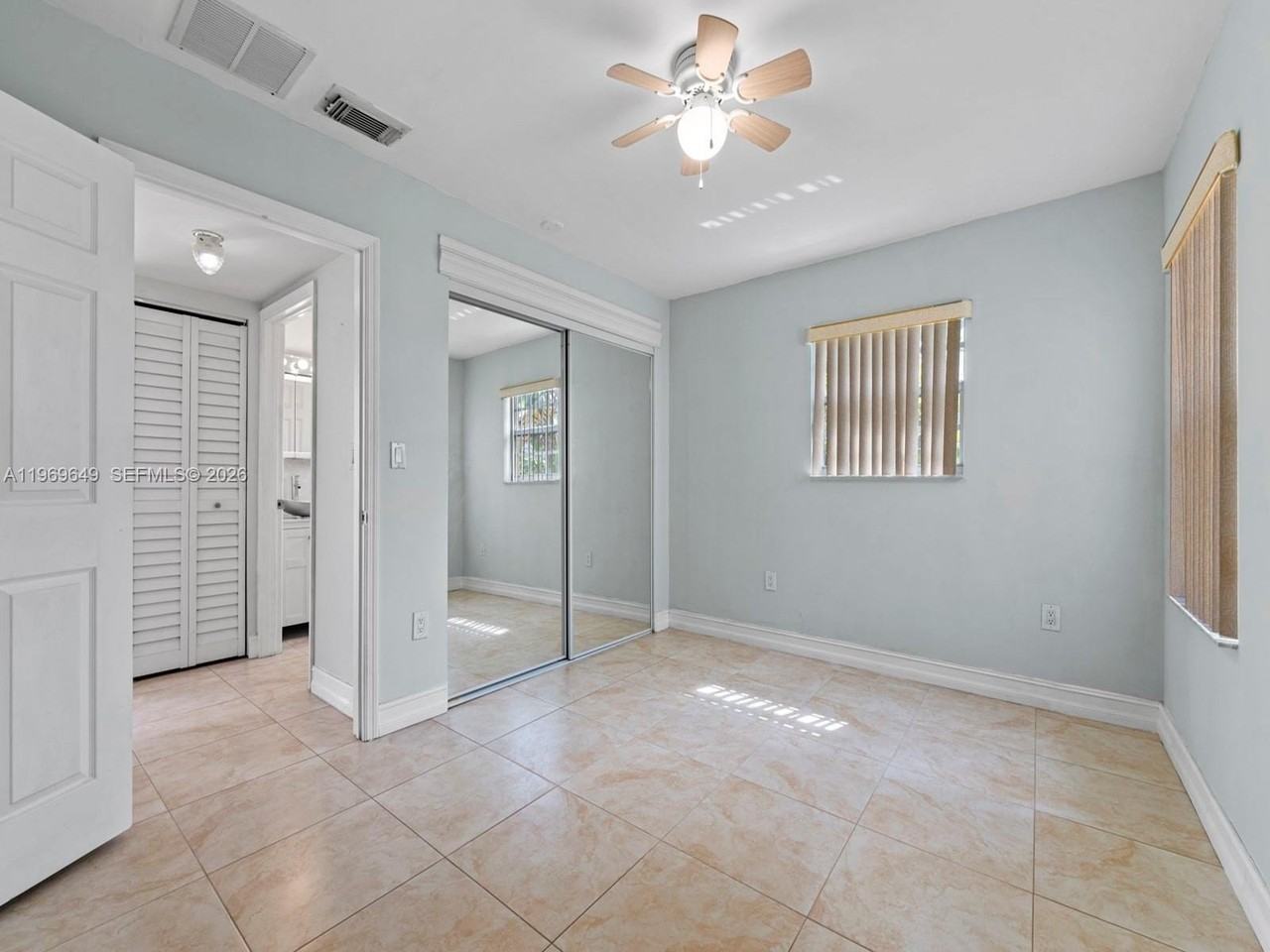 3605 Sw 122nd Pl #0 - Photo 5 of 7