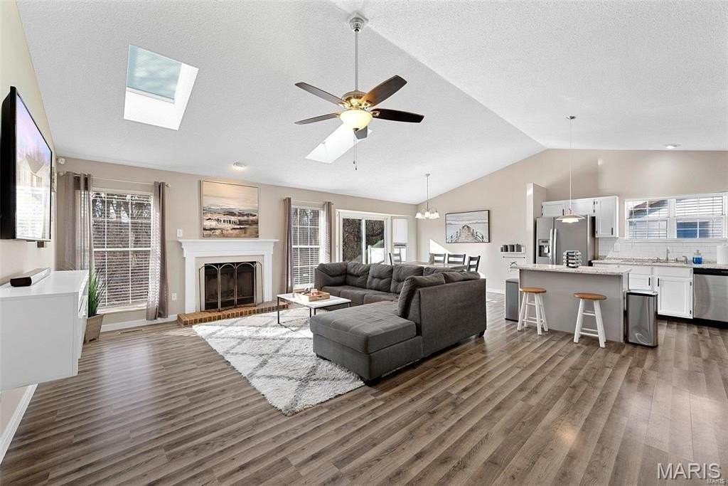 202 Oxford Ave - Photo 2 of 26